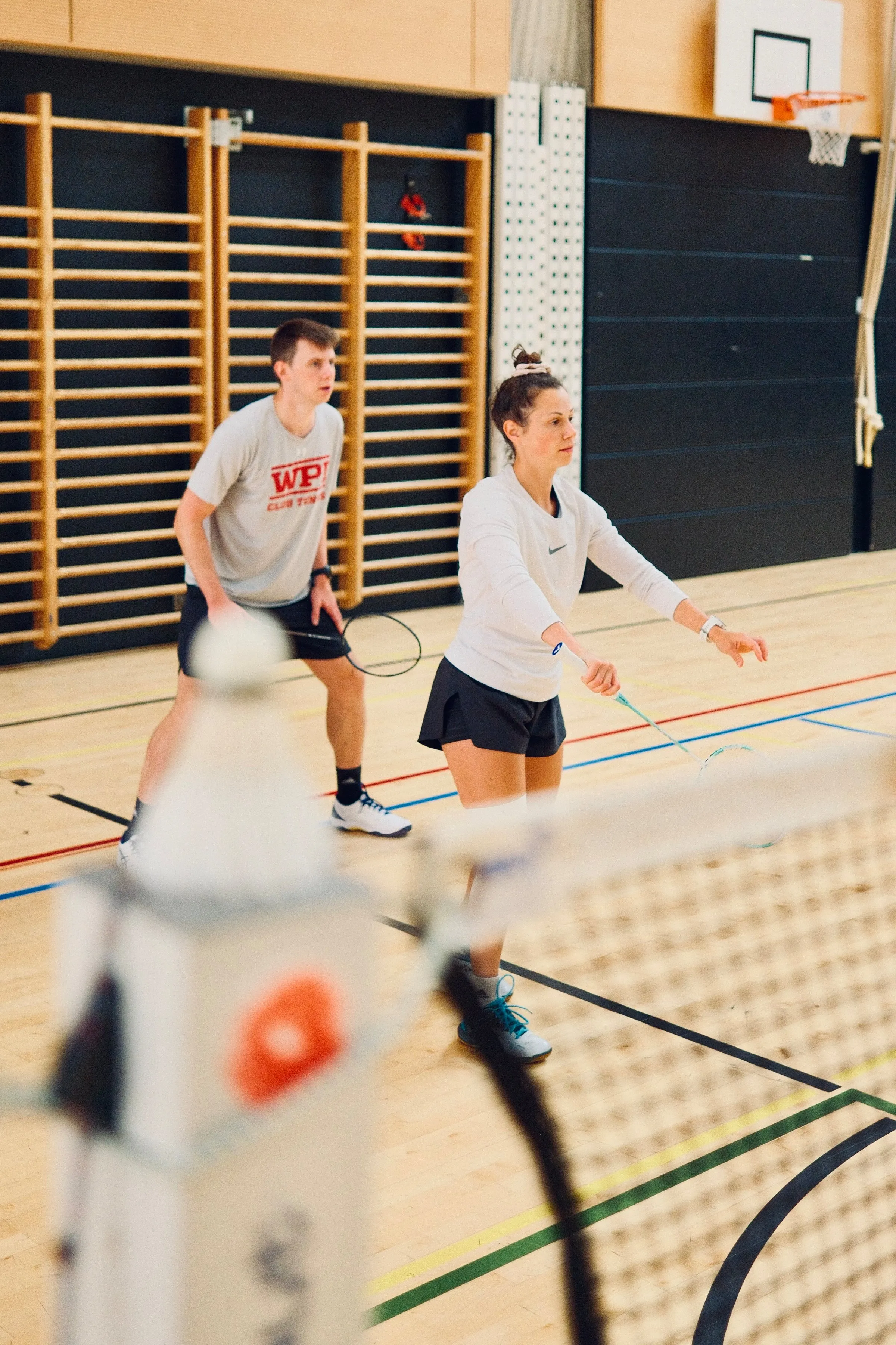 Mixed-Doppel im Training, eine Spielerin und ein Spieler warten am Netz auf den Aufschlag
